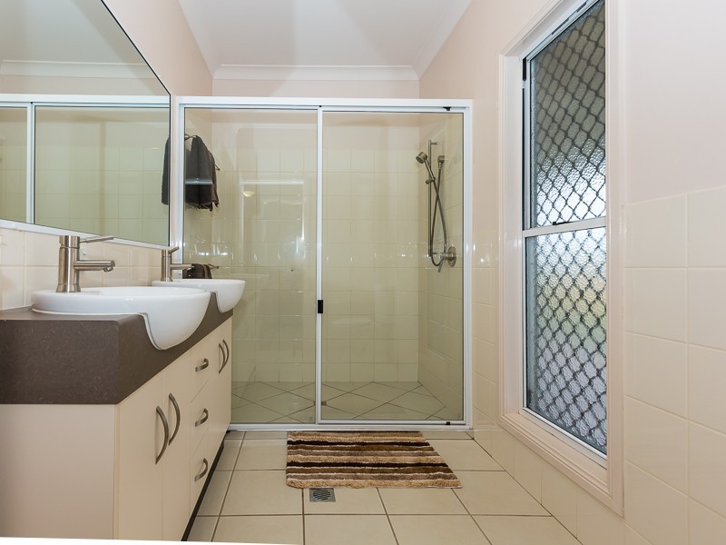 2 McKenzies Road, Oakey QLD 4401