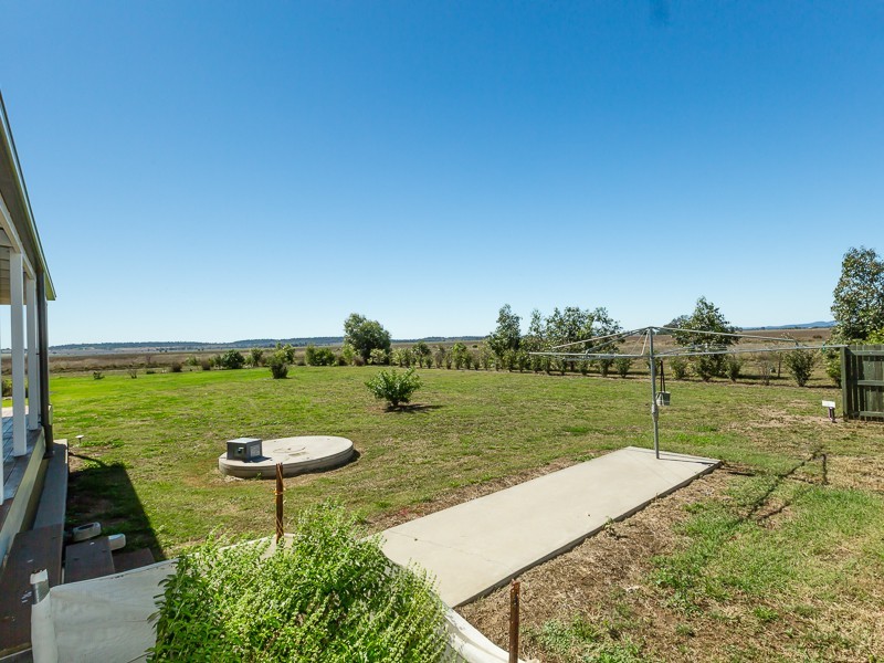 2 McKenzies Road, Oakey QLD 4401