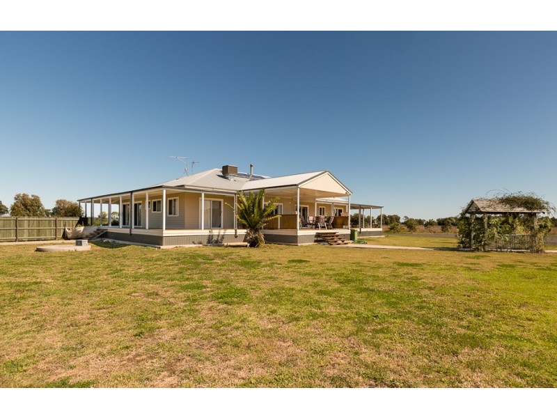 2 McKenzies Road, Oakey QLD 4401