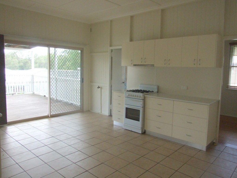 16 Esk Street, Crows Nest QLD 4355
