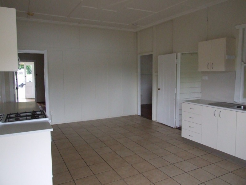 16 Esk Street, Crows Nest QLD 4355