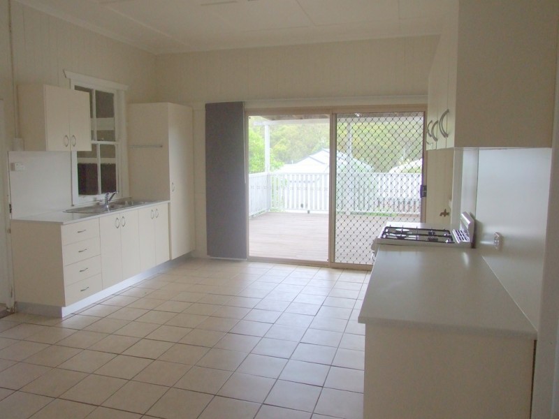 16 Esk Street, Crows Nest QLD 4355