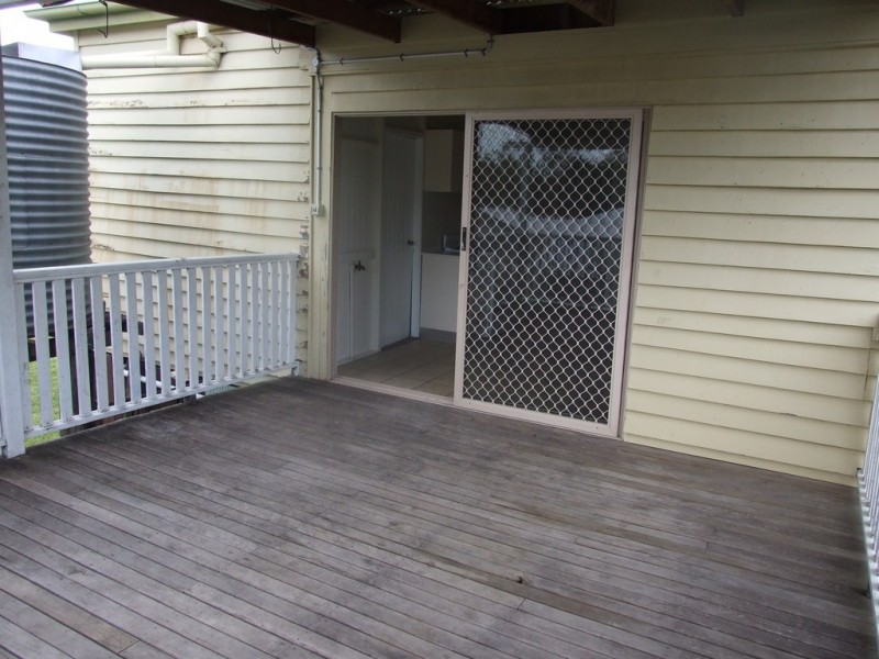 16 Esk Street, Crows Nest QLD 4355