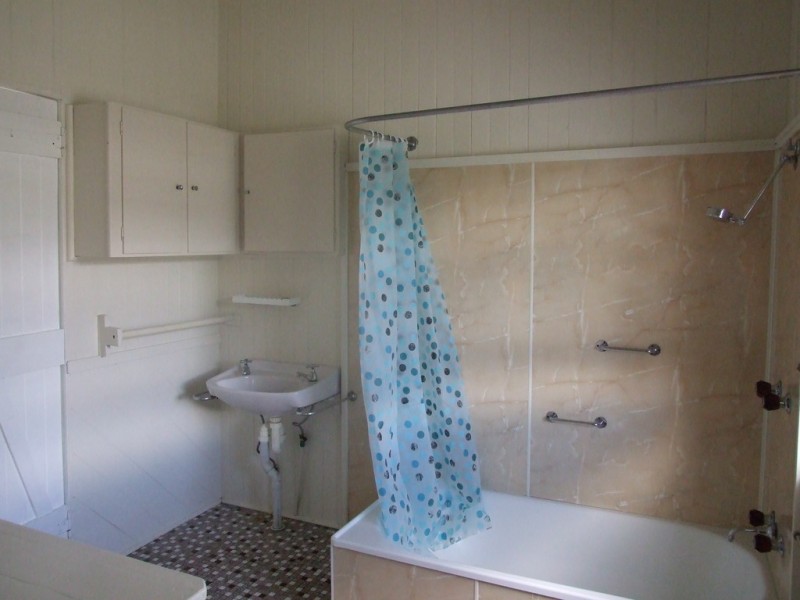 16 Esk Street, Crows Nest QLD 4355