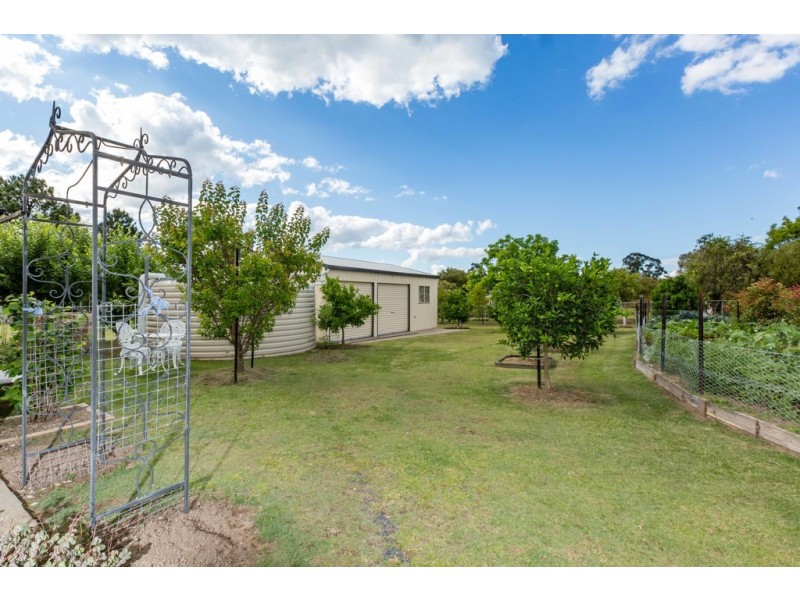8 Samuel Avenue, Crows Nest QLD 4355