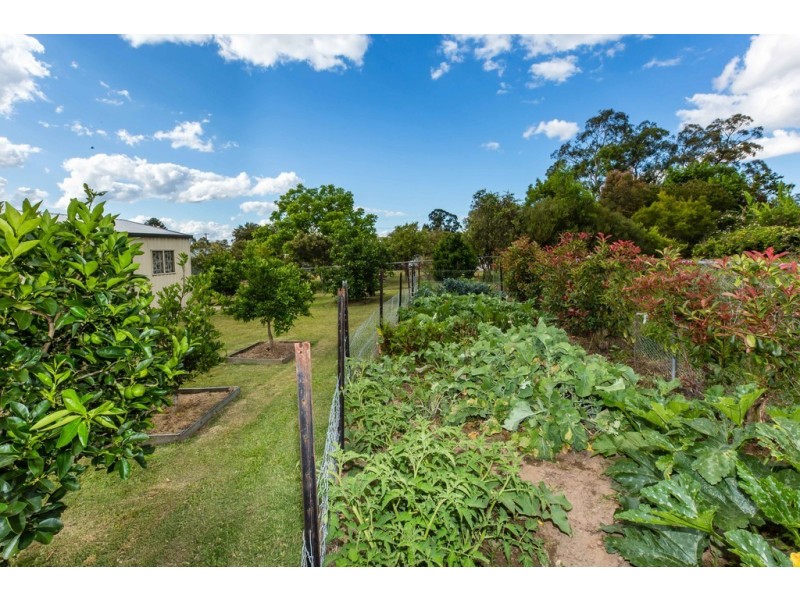 8 Samuel Avenue, Crows Nest QLD 4355