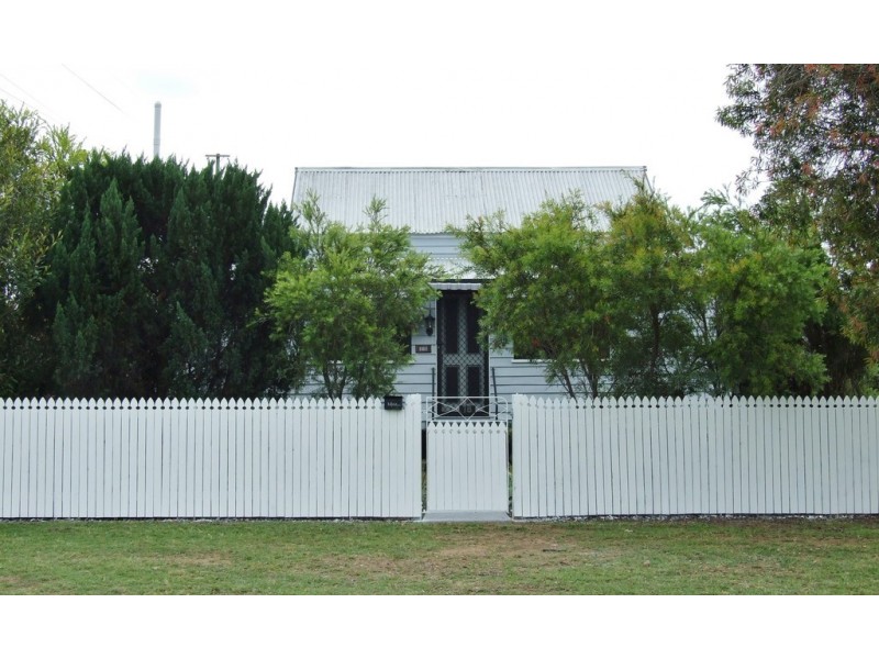 18 John Street, Crows Nest QLD 4355