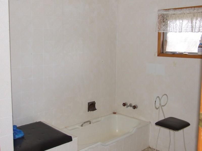 6 Munro Road, Hampton QLD 4352