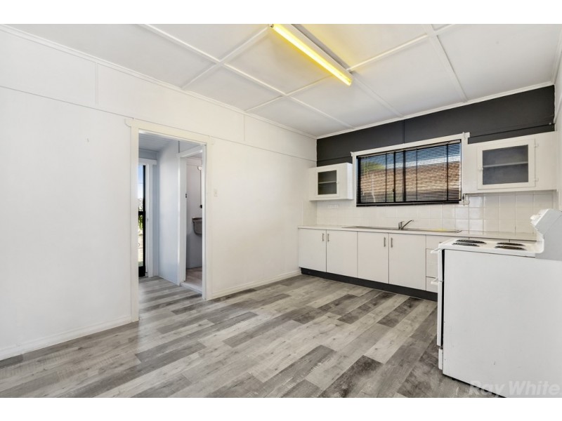 18 Lalroy St, Beachmere QLD 4510