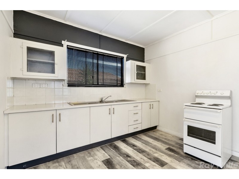 18 Lalroy St, Beachmere QLD 4510