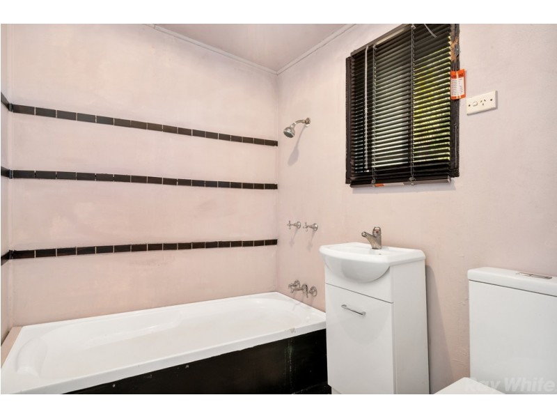 18 Lalroy St, Beachmere QLD 4510