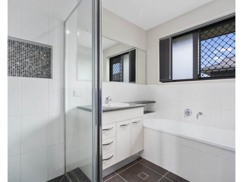 8 Mendrina Cl, Caboolture QLD 4510