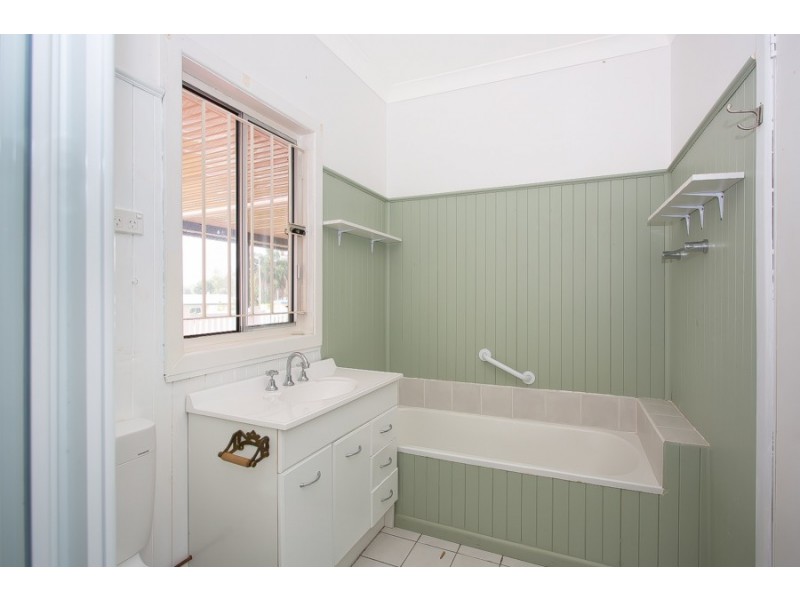 13 Dwyer St, Beachmere QLD 4510