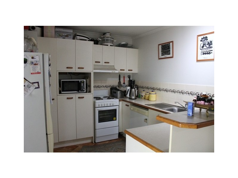 863 Beachmere Rd, Beachmere QLD 4510