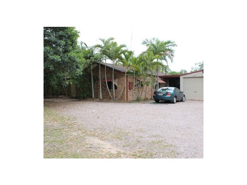 863 Beachmere Rd, Beachmere QLD 4510