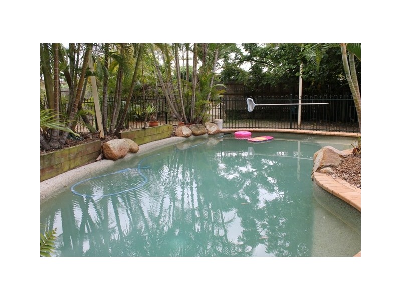 863 Beachmere Rd, Beachmere QLD 4510