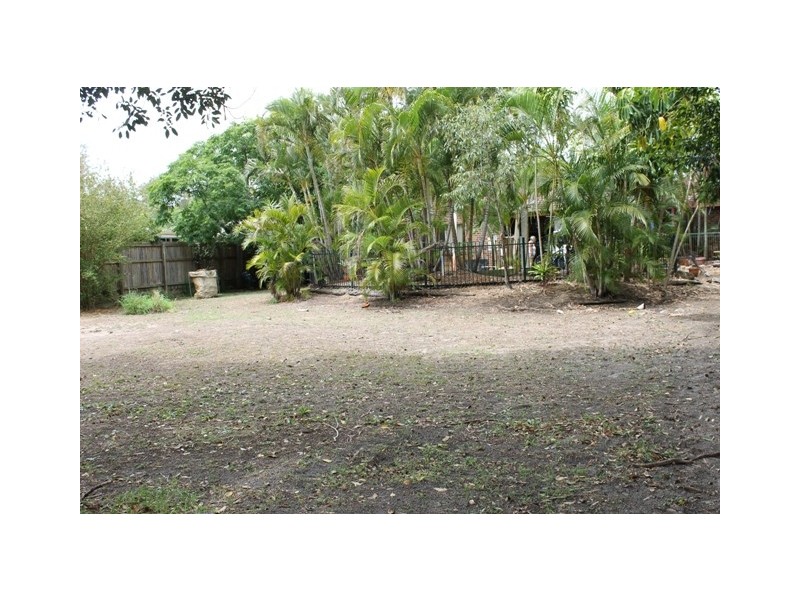 863 Beachmere Rd, Beachmere QLD 4510