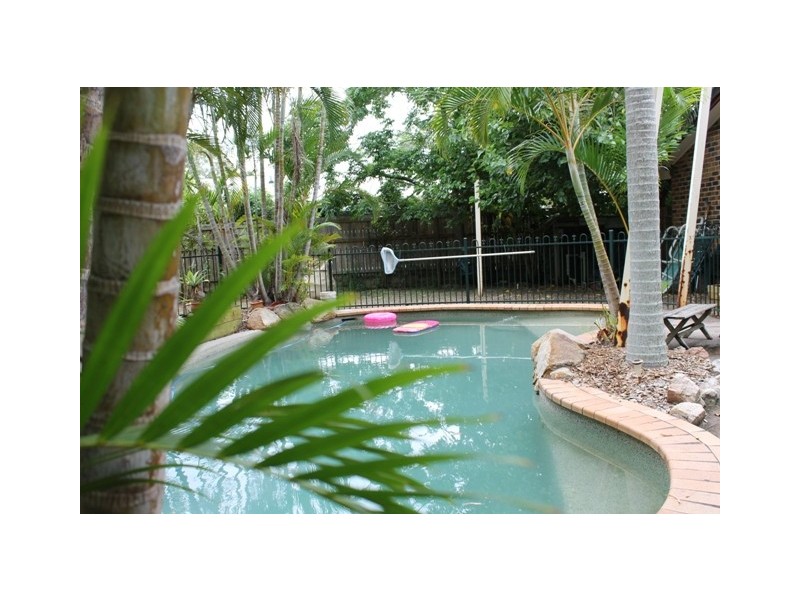 863 Beachmere Rd, Beachmere QLD 4510