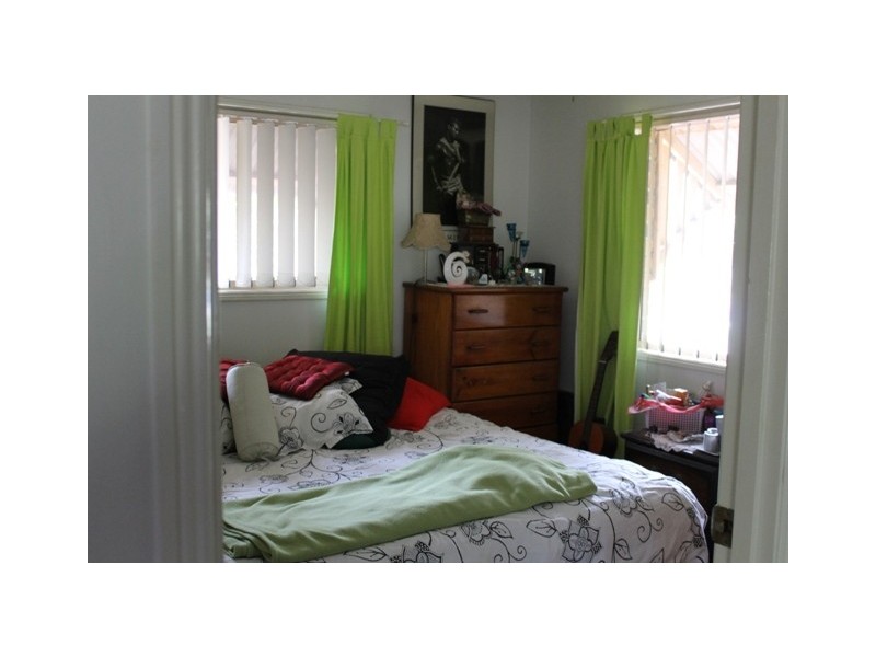 863 Beachmere Rd, Beachmere QLD 4510