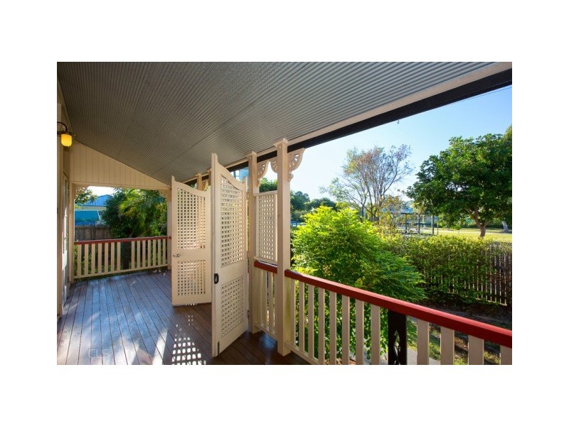 4 Moreton Tce, Beachmere QLD 4510