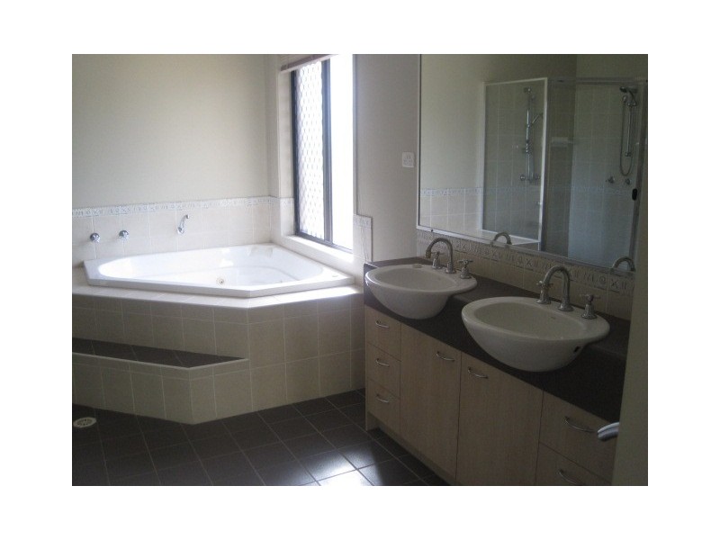 42 Peters Dr, Caboolture QLD 4510