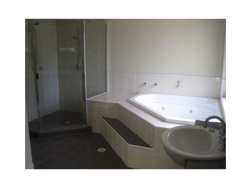 42 Peters Dr, Caboolture QLD 4510