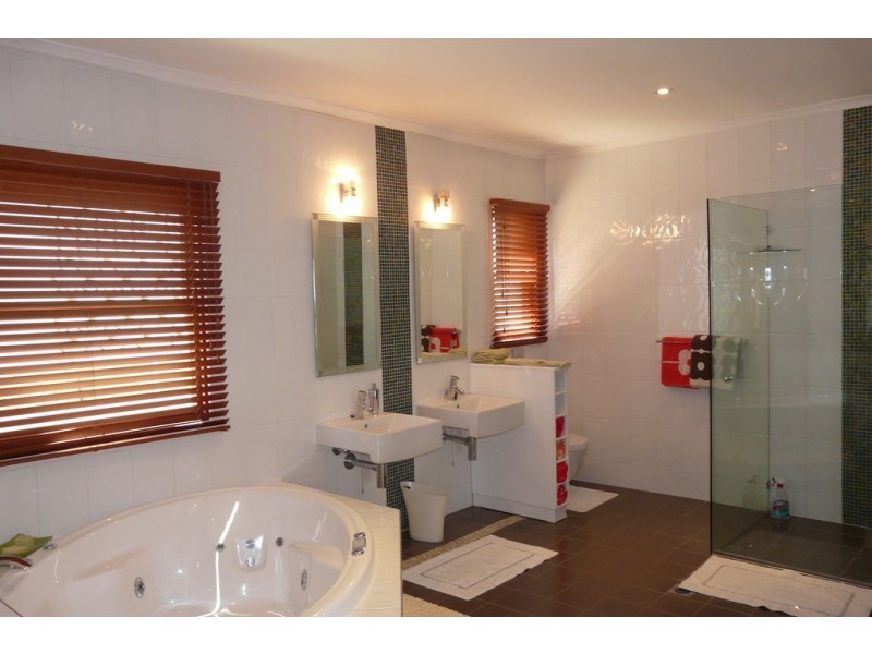 42 Wynnum Road, Norman Park QLD 4170