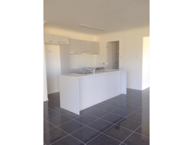 33 Pinegrove St, Morayfield QLD 4506