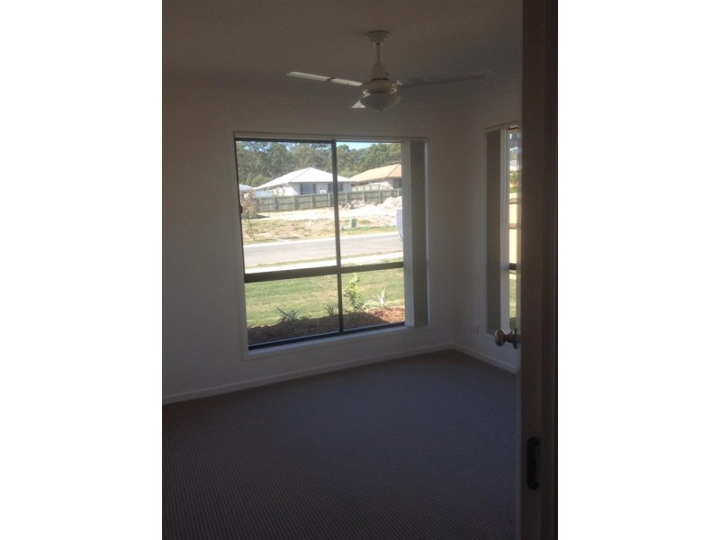 33 Pinegrove St, Morayfield QLD 4506