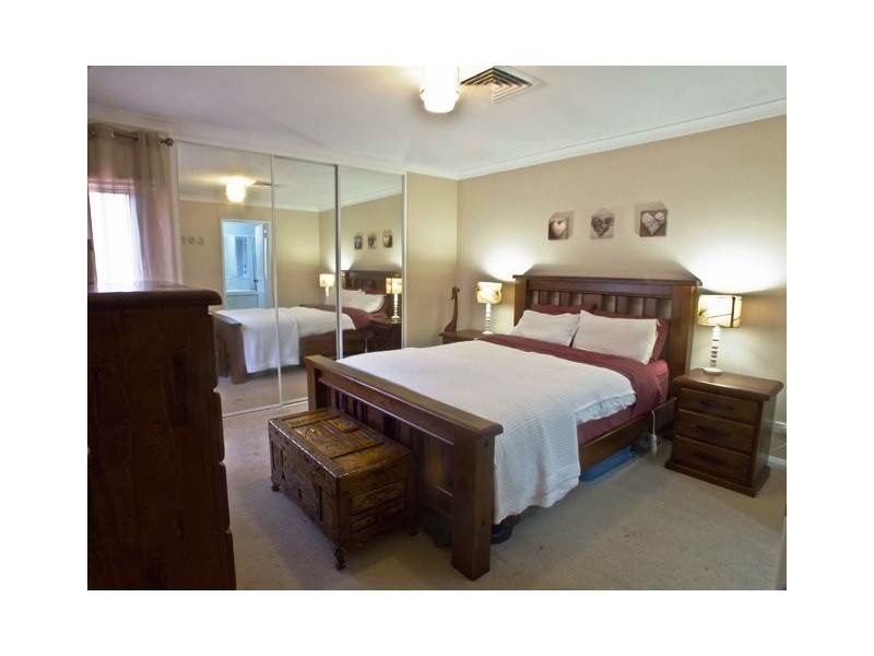 32 Lakefront Circle, The Vines WA 6069