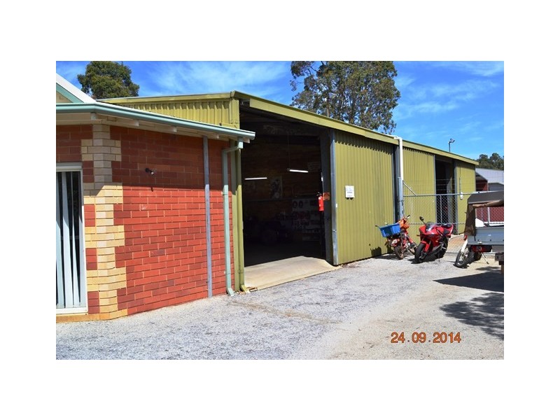 24 Wandeara Crescent, Mundaring WA 6073