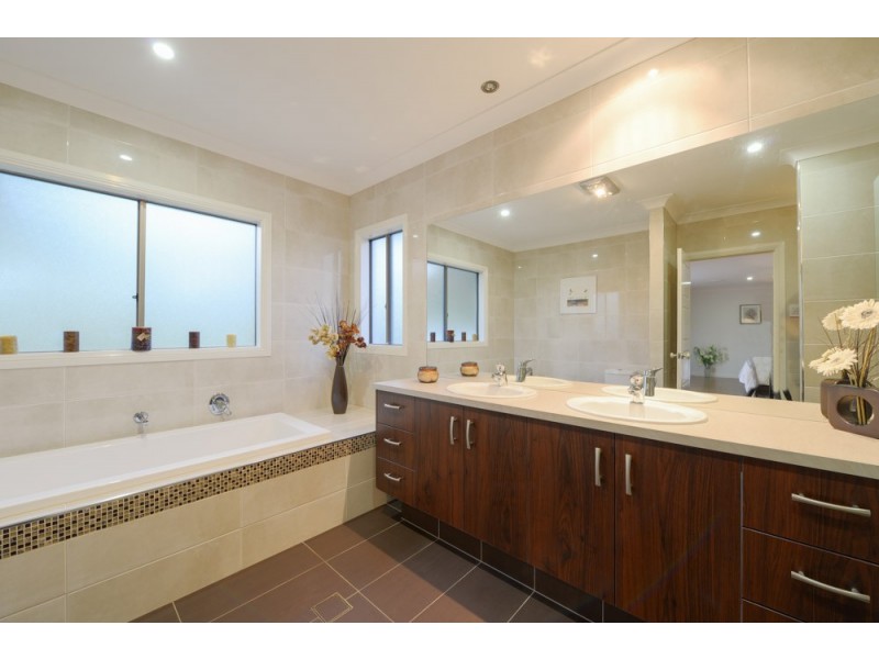 10 Lomandra Court, Brookwater QLD 4300