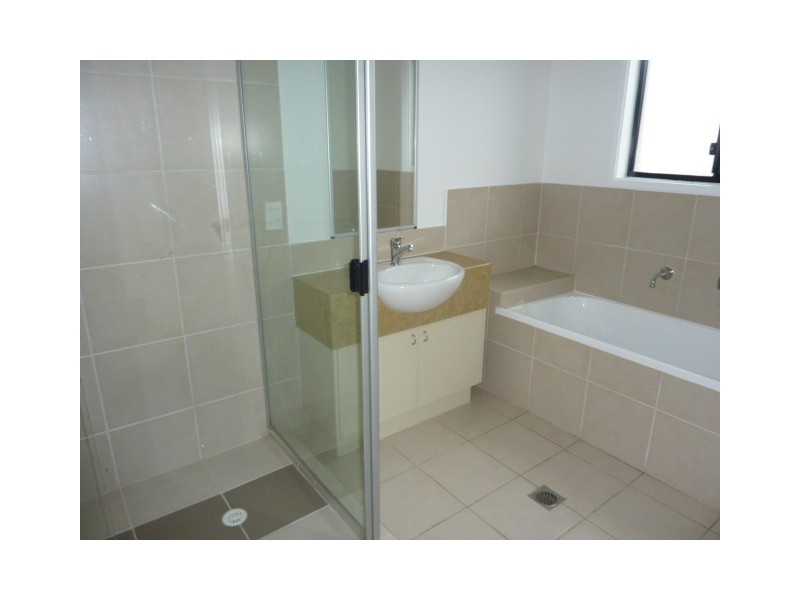 288 Lakeside Avenue, Springfield Lakes QLD 4300