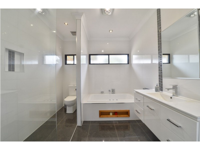 4 Vanessa Court, Camira QLD 4300