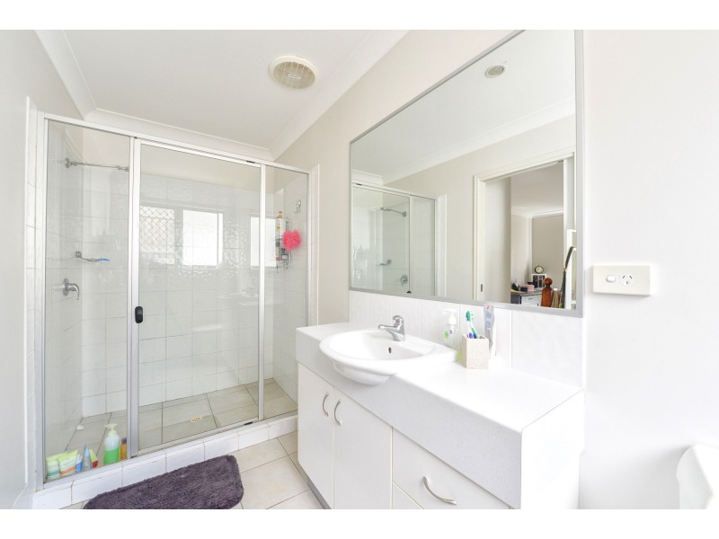 15 Greenleaf Avenue, Springfield Lakes QLD 4300
