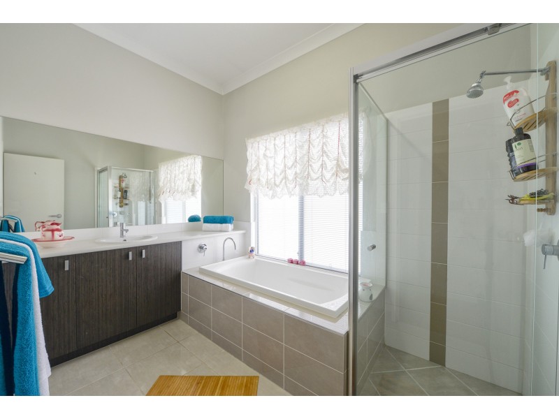 7 Hillsborough Place, Springfield Lakes QLD 4300