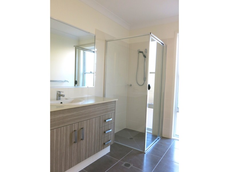 8 Aspect Terrace, Springfield Lakes QLD 4300