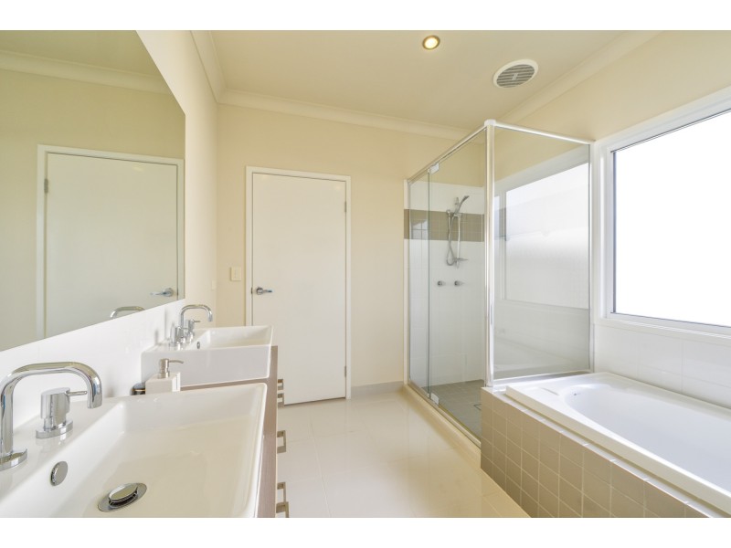 4 Cottonwood Cres, Springfield Lakes QLD 4300