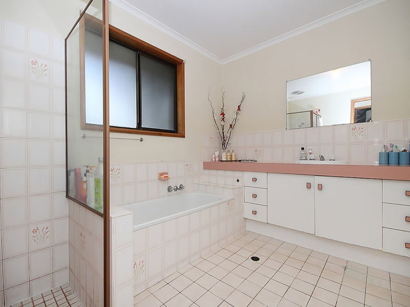 1 Yarrow Court, Redbank Plains QLD 4301