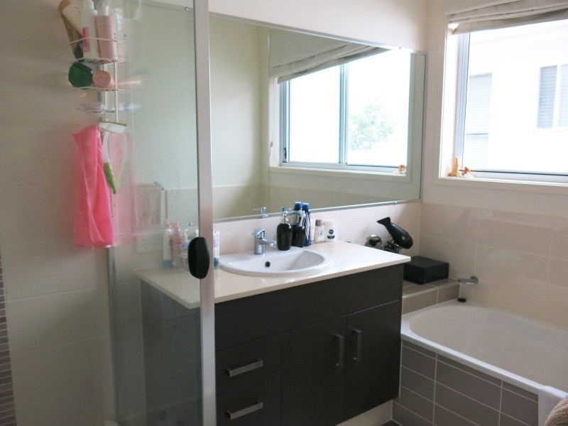 8 Aspect Terrace, Springfield Lakes QLD 4300