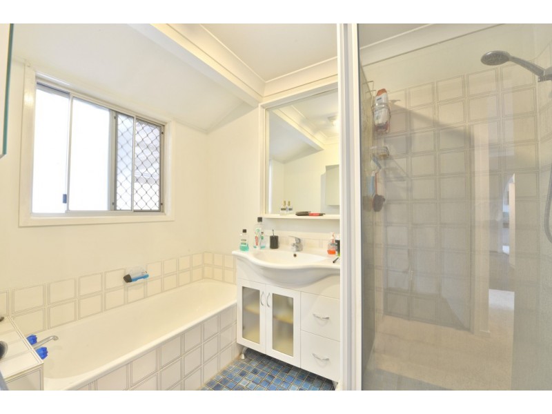 1 Lambrook Court, Camira QLD 4300