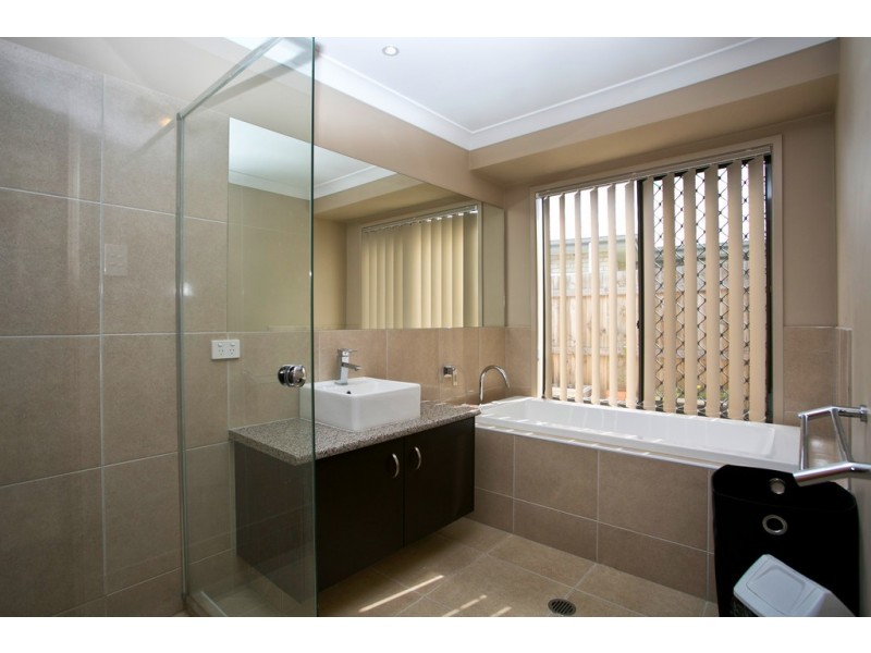 33 Benezet Drive, Augustine Heights QLD 4300