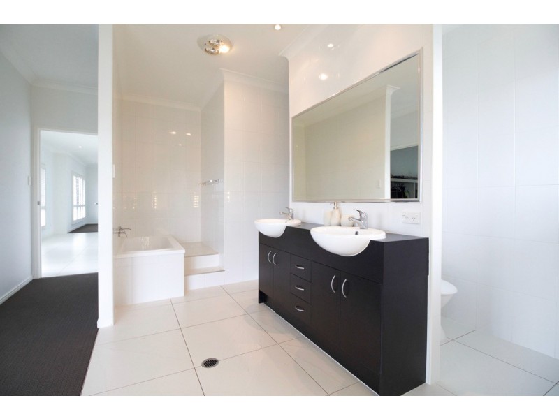 19 Lakeview Place, Springfield Lakes QLD 4300