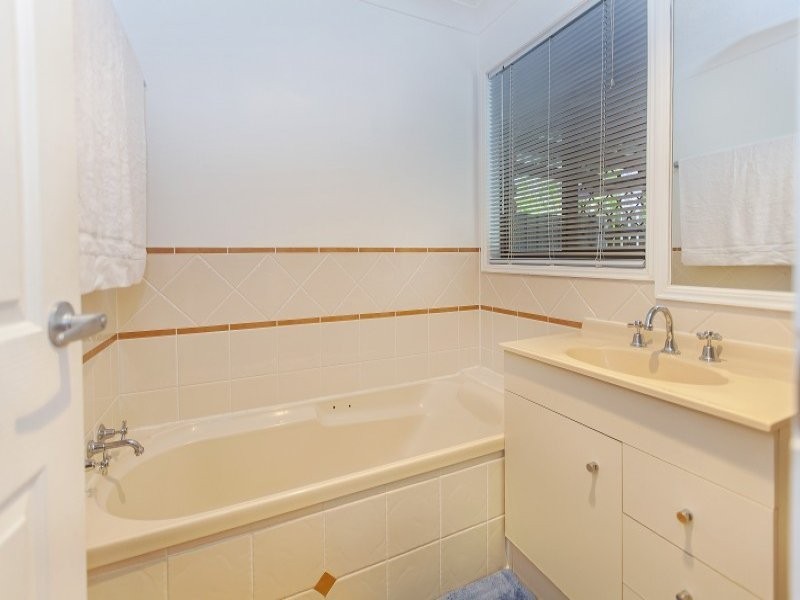 8 Wilson Drive, Camira QLD 4300