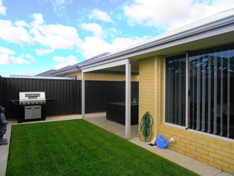 8 Ambit Way, Aveley WA 6069