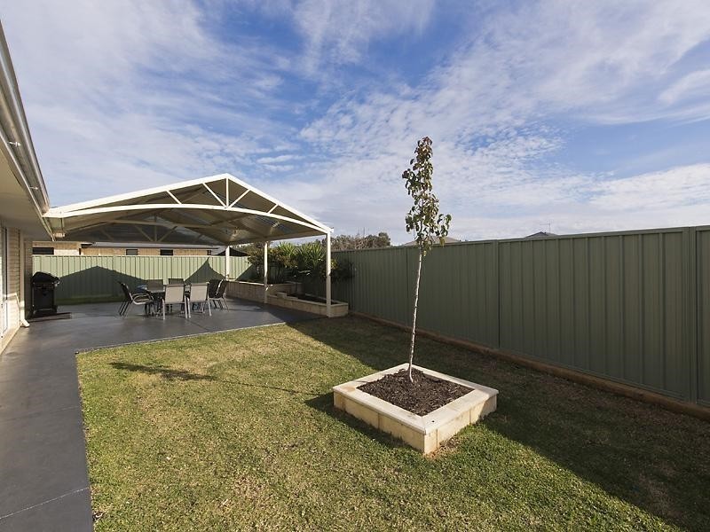 8 Drummond Gardens, Helena Valley WA 6056