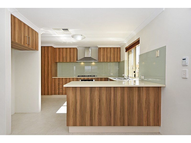 15 Koroit Way, Aveley WA 6069