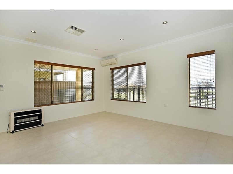 15 Koroit Way, Aveley WA 6069