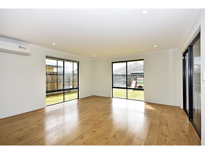 18 Helms Loop, Ellenbrook WA 6069