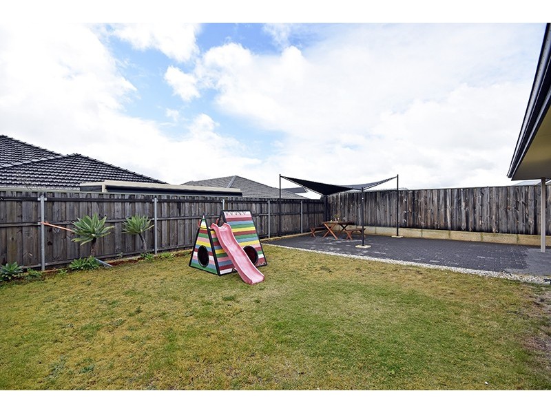 18 Helms Loop, Ellenbrook WA 6069